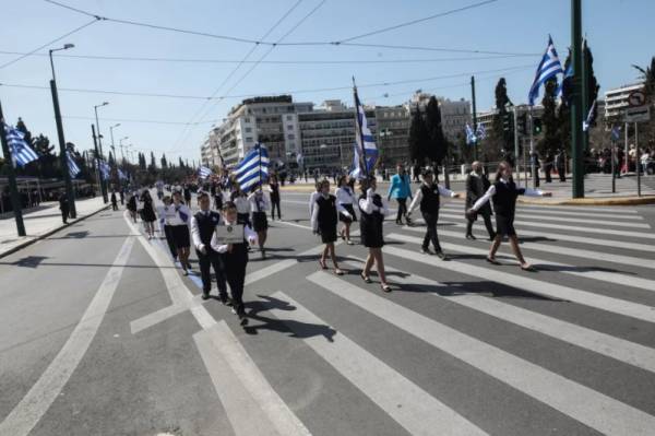Μαθητική παρέλαση 25ης - Αθήνα: Πραγματοποιήθηκε μετά από δύο χρόνια (Βίντεο)