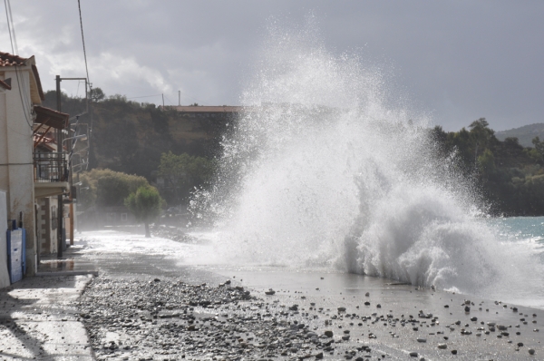 Και φέτος τα κύματα απειλούν σπίτια στο Ακρογιάλι
