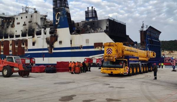 Euroferry Olympia: Συνεχίζεται η επιχείρηση κατάσβεσης στο πλοίο