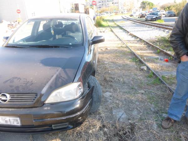 Τρένο χτύπησε αυτοκίνητο λίγο πριν το σταθμό της Καλαμάτας (φωτογραφίες)