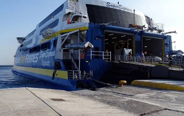 Σε rapid test υποβλήθηκαν στο λιμάνι της Ραφήνας επιβάτες του πλοίου &quot;Super Express&quot; από την Ίο