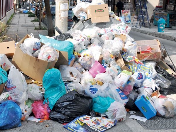 Τα σκουπίδια σωρώνονται στην Καλαμάτα... περιμένοντας τη &quot;Ram Europe&quot;