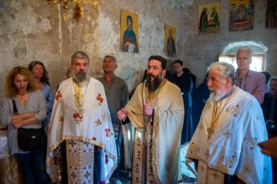 Ο εσπερινός στο μοναστήρι της Αγίας Τριάδος