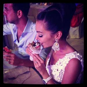 Πιτόγυρα και πορσελάνες στο γάμο της χρονιάς στην Κορώνη (φωτογραφίες)