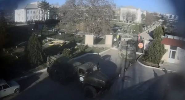 Ρωσικά τεθωρακισμένα εισέβαλαν σε ουκρανική βάση - εκρήξεις και πυροβολισμοί