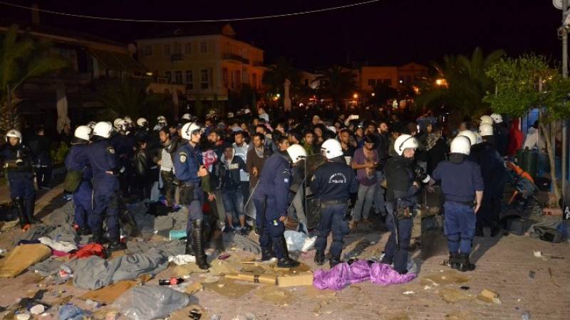 Μυτιλήνη: Η αστυνομία απομάκρυνε πρόσφυγες και μετανάστες από την πλατεία Σαπφούς