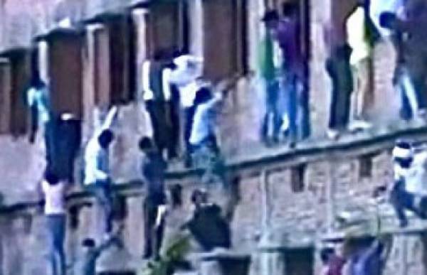 Βίντεο: Γονείς σκαρφαλώνουν ορόφους για να βοηθήσουν τα παιδιά τους στην αντιγραφή!