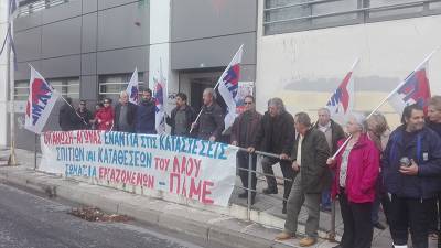 Διαμαρτυρία του ΠΑΜΕ στη ΔΟΥ Καλαμάτας (βίντεο)