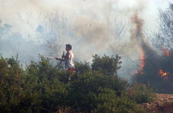 Εκτός ελέγχου μαίνεται η πυρκαγιά στον Αρακαπά της επαρχίας Λεμεσού στην Κύπρο (βίντεο)