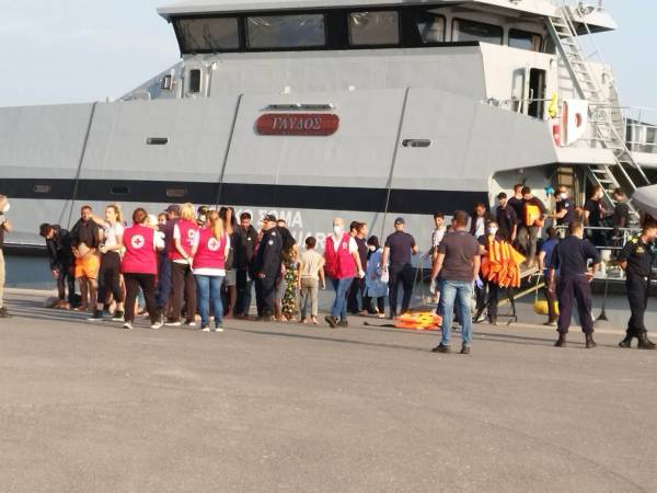Στο λιμάνι της Καλαμάτας οι 64 διασωθέντες μετανάστες, που διασώθηκαν στο Ταίναρο (φωτογραφίες)