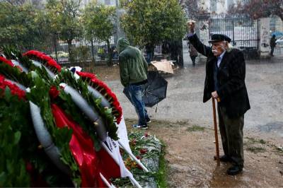 Συγκλόνισε ο Μανώλης Γλέζος: Στο Πολυτεχνείο υπό καταρρακτώδη βροχή