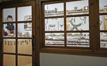 Μικρομάγαζα αντί για μεγάλα που κλείνουν