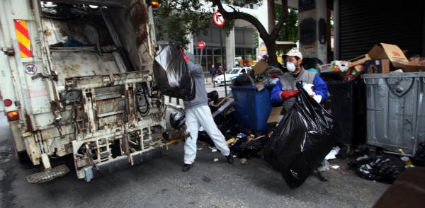 Μυρίζει... σκουπίδια στους δήμους - Την Τετάρτη ξεκινούν οι κινητοποιήσεις των εργαζομένων