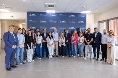 Κυβερνητικό κλιμάκιο στις φαρμακοβιομηχανίες στην Τρίπολη: Στόχος η ανάπτυξη θετικού αφηγήματος