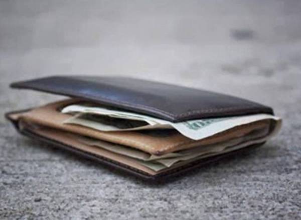 Γυναίκα βρήκε και παρέδωσε πορτοφόλι γεμάτο χρήματα που ανήκε σε ξένο νεαρό αθλητή