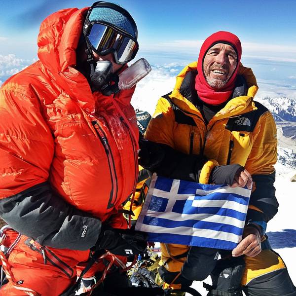 Επέστρεψαν οι δύο Έλληνες που ανέβηκαν στα 8.586 μέτρα και ύψωσαν τη γαλανόλευκη