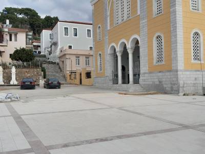 Τρέχουν να σουλουπώσουν την πλατεία Υπαπαντής - Αγώνας δρόμου για τον εορτασμό (βίντεο)