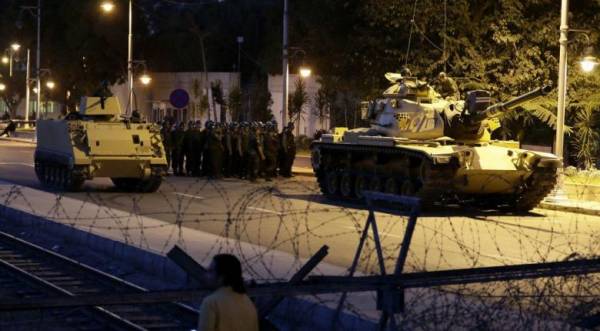 Τουρκία: Τουλάχιστον 90 νεκροί και περισσότεροι από 1.150 τραυματίες - Παραδόθηκαν 200 στρατιώτες