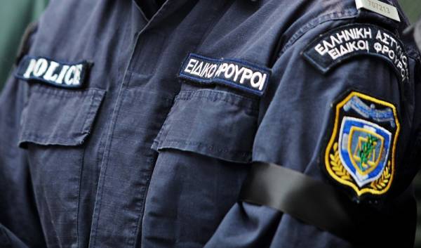 Συνελήφθη ειδικός φρουρός και ένας συνεργός του που κατηγορούνται ότι απέσπασαν 40.000 ευρώ από επιχειρηματία έπειτα από εκβιασμό