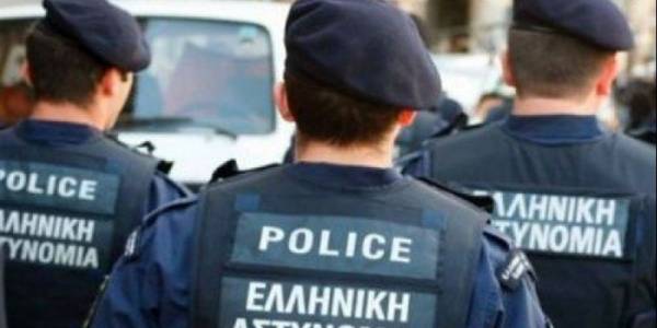Δύο αστυνομικοί μεταξύ των συλληφθέντων για αδικήματα σε βάρος αλλοδαπών