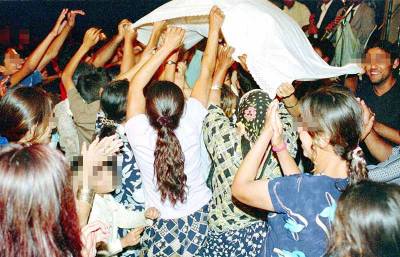 Καλαμάτα: Ξενύχτησε η Αγία Τριάδα από τσιγγάνικο γάμο - Καταγγελίες για πυροβολισμούς