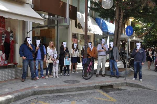 Σιωπηλή διαμαρτυρία για τη μετακίνηση των πεζών στην Καλαμάτα (βίντεο)