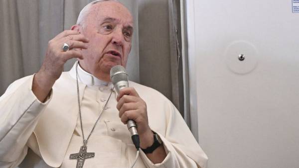 Πάπας Φραγκίσκος: «Αμαρτία και αδικία» οι νόμοι που ποινικοποιούν την ομοφυλοφιλία