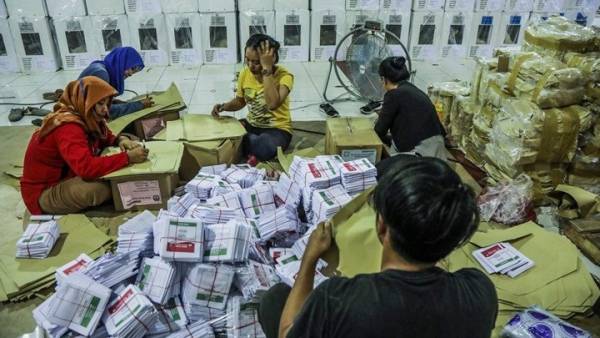 Απίστευτο: Περισσότεροι από 270 εκλογικοί υπάλληλοι πέθαναν μετρώντας ψήφους στην Ινδονησία