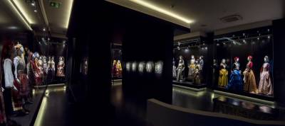 Καλαμάτα: Στελέχη του οίκου Dior και η Μαρέβα Μητσοτάκη στο μουσείο ελληνικών ενδυμασιών "Βικτωρία Καρέλια"