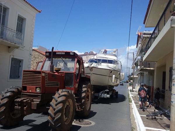 Τρακτέρ ρυμουλκεί… σκάφος αναψυχής στην Κυπαρισσία