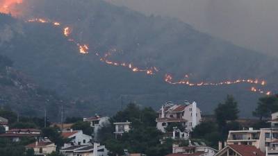 Σε Γραμματικό, Πεντέλη και Ανατολή Νέας Μάκρης τα κύρια μέτωπα της πυρκαγιάς