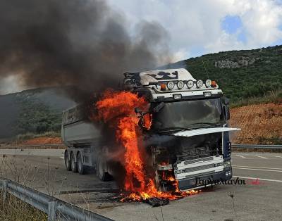 Μεσσηνία: Νταλίκα στις φλόγες στο Γαργαλιάνοι - Ρωμανού (βίντεο)