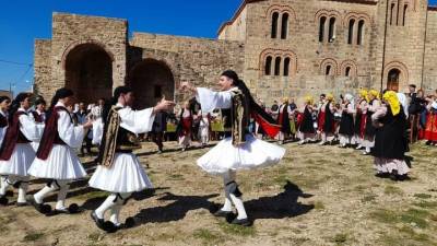 Μαθήματα παραδοσιακού χορού στον Σύλλογο Φιλοπροόδων Φιλιατρών