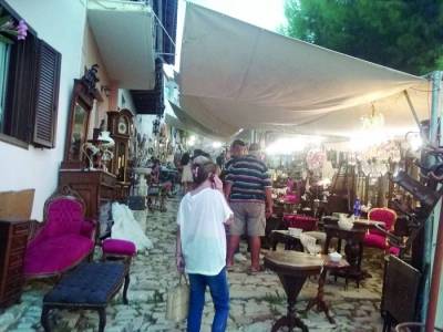 Υπαίθριο παζάρι αντικών στο Μεγάλο Καλντερίμι της Άνω Πόλης της Κυπαρισσίας