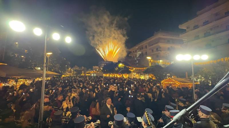 Η Καλαμάτα υποδέχθηκε το 2024 με μουσική - Πλήθος κόσμου στην Κεντρική Πλατεία