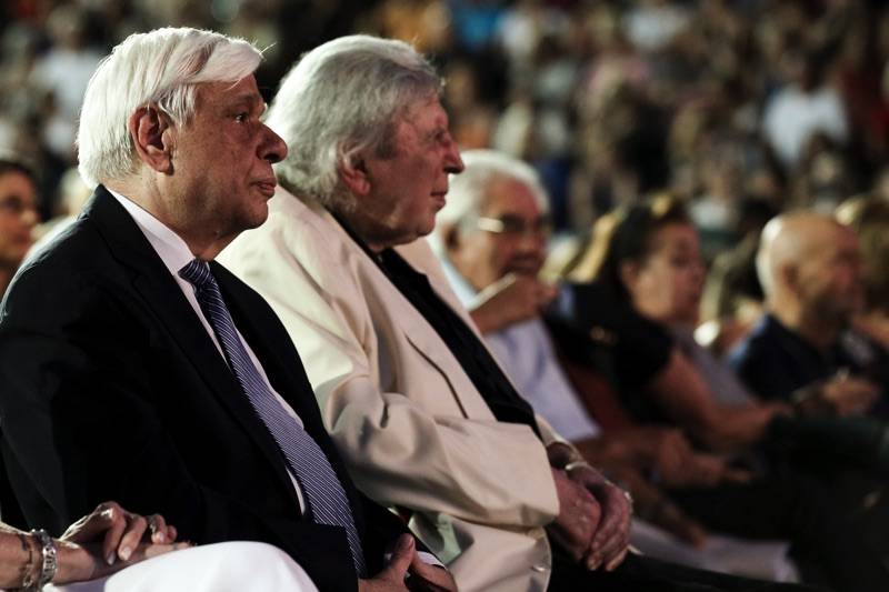 Τηλεφωνικές ευχές Παυλόπουλου στο Μίκη Θεοδωράκη για τα 95α γενέθλιά του