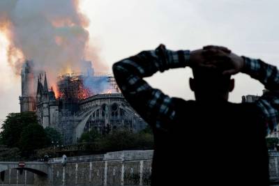 Θλίψη σε όλο τον κόσμο για την Παναγία των Παρισίων