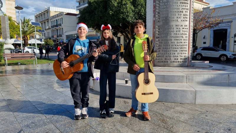 &quot;Πλημμύρισε&quot; κάλαντα η Καλαμάτα (βίντεο)