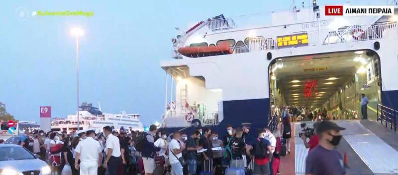 Αυξημένη η κίνηση στον Πειραιά - «Κάθε μέρα δεν ταξιδεύουν 400 άτομα γιατί δεν έχουν τα απαραίτητα έγγραφα» (Βίντεο)