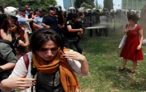 Τιμωρία… έκπληξη στον αστυνομικό για το δακρυγόνο στη «γυναίκα με τα κόκκινα»
