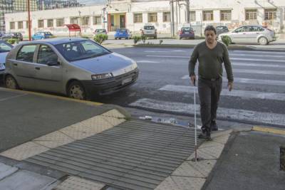10 λεπτά περίπατος στην Καλαμάτα με το μπαστούνι του τυφλού (βίντεο-φωτογραφίες)