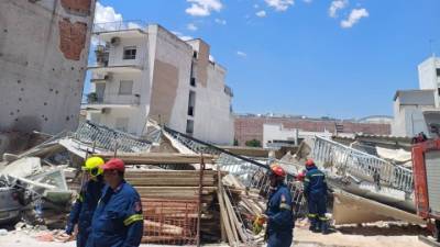 Κατάρρευση πολυκατοικίας στα Πετράλωνα - Αναφορές για 4 εγκλωβισμένους