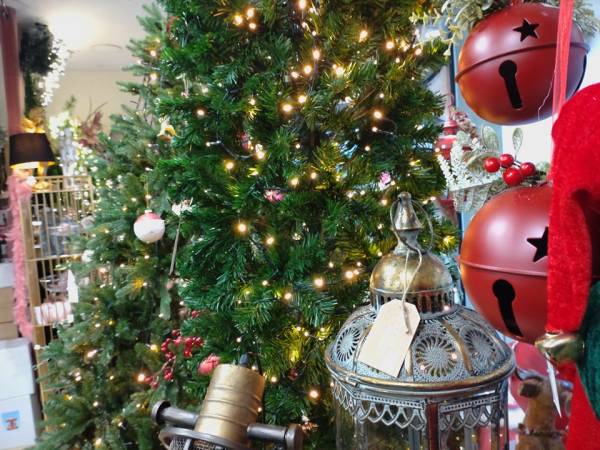Νωρίτερα στολίζουν φέτος οι Καλαματιανοί - Αυξημένες οι τιμές των Χριστουγεννιάτικων δέντρων