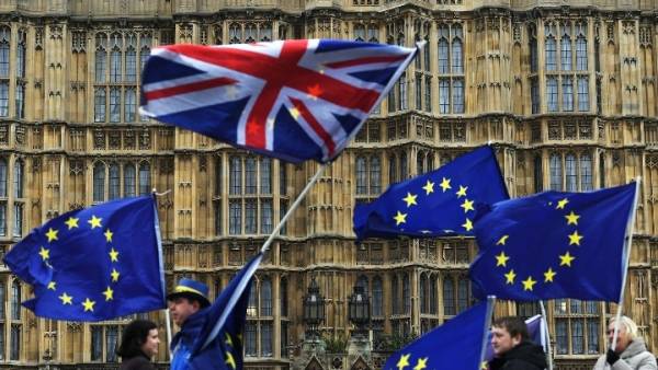 Ντ. Μάντελ: Το Λονδίνο θα προχωρήσει με τη νομοθεσία του Brexit