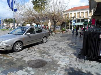 Τα αυτοκίνητα &quot;πνίγουν&quot; το Ιστορικό Κέντρο