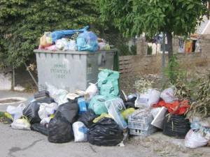 Αμάζευτα τα σκουπίδια στη μισή Τριφυλία