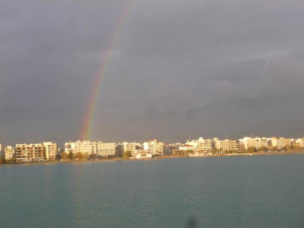 Ουράνιο τόξο &quot;σκέπασε&quot; την Καλαμάτα (βίντεο)