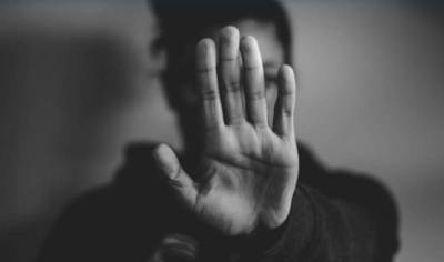 Κουμπί πανικού στα κινητά για τις γυναίκες θύματα ενδοοικογενειακής βίας (βίντεο)