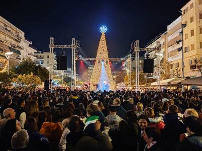 Καλαμάτα: Φωταγώγηση χριστουγεννιάτικου δέντρου με συναυλία των “Gadjo Dilo”