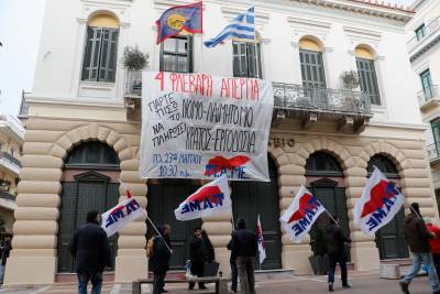 Κατάληψη του ΠΑΜΕ στο δημαρχείο Καλαμάτας